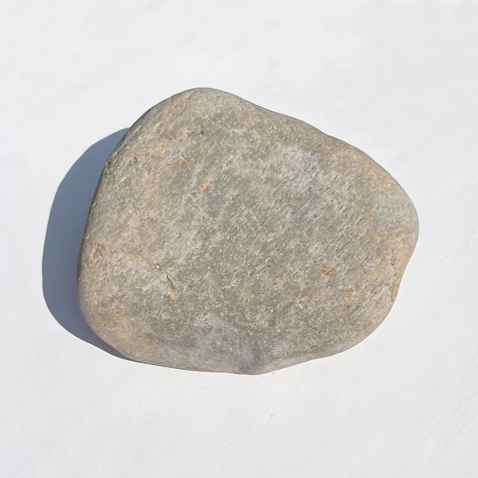 Individueller Naturstein Findling oder Kiesling als Grabstein für Hund oder Katze - Stein Nr A-1 mit verschiedenen Motiven und Schriften zur Auswahl - als Grabschmuck bei Jeske Design