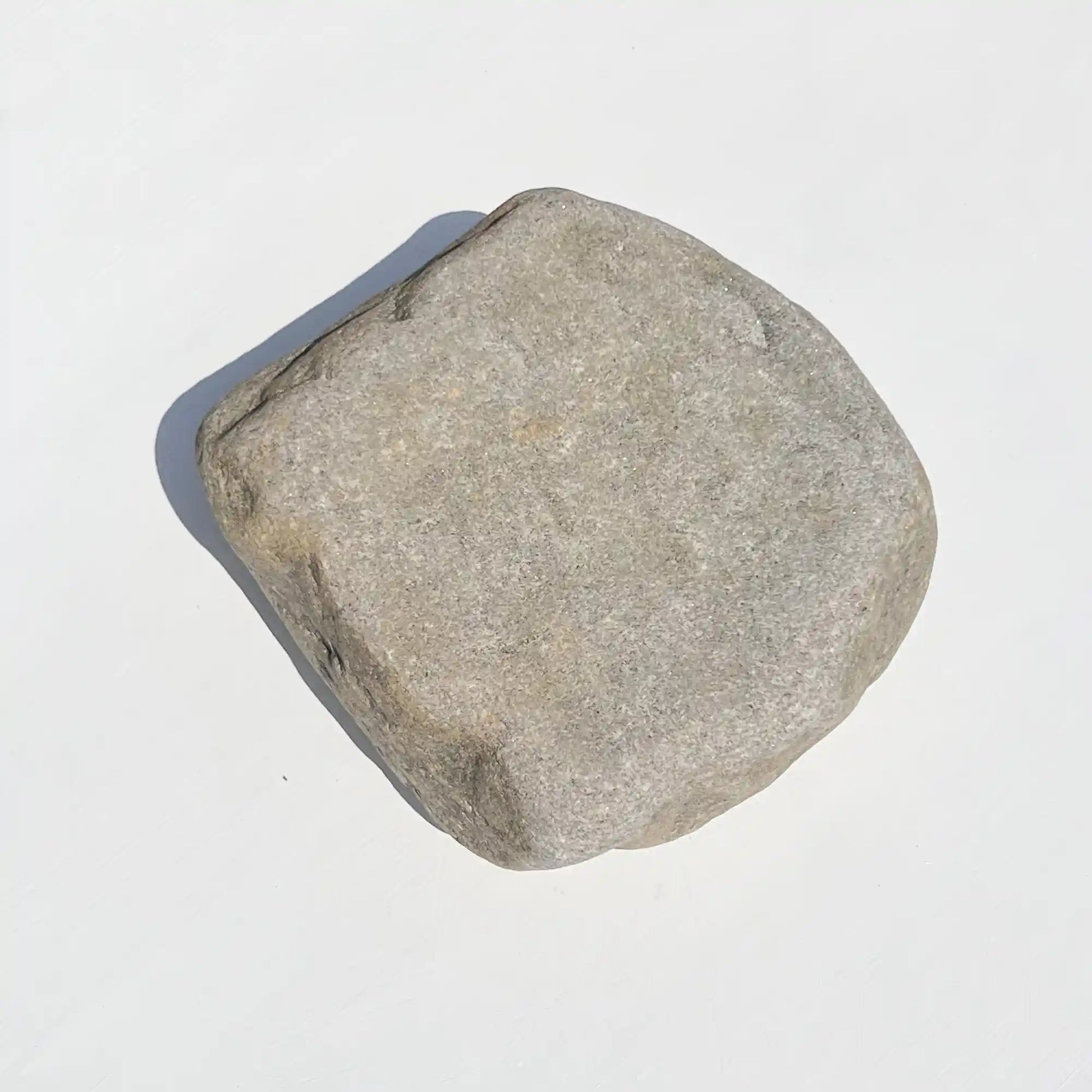 Individueller Naturstein Findling oder Kiesling als Grabstein für Hund oder Katze - Stein Nr A-2 mit verschiedenen Motiven und Schriften zur Auswahl - als Grabschmuck bei Jeske Design