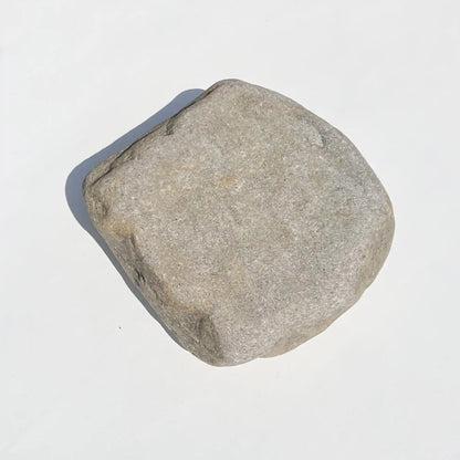 Individueller Naturstein Findling oder Kiesling als Grabstein für Hund oder Katze - Stein Nr A-2 mit verschiedenen Motiven und Schriften zur Auswahl - als Grabschmuck bei Jeske Design