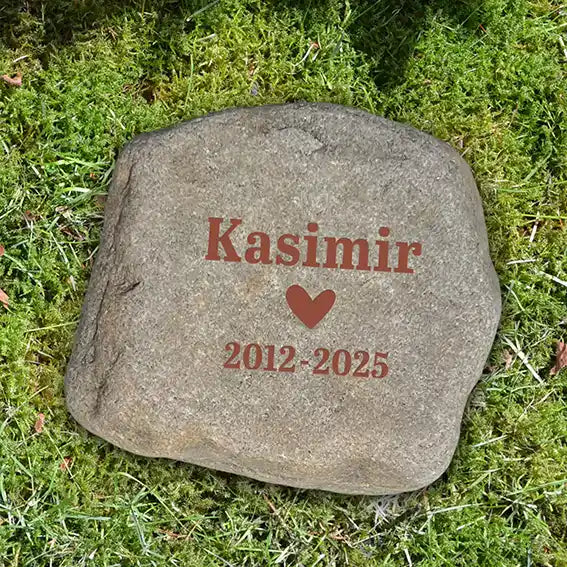 Individueller Naturstein Findling oder Kiesling als Grabstein für Hund oder Katze - Stein Nr A-2 mit verschiedenen Motiven und Schriften zur Auswahl - optional mit Gravur in kupferbrauner Farbe als Grabschmuck bei Jeske Design