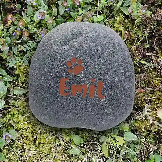 Naturstein Findling als Tiergrabstein für Hund & Katze - Stein Nr A-7 mit Schriften- und Motivauswahl - Gravur kann eingefärbt werden mit schwarzer Farbe - Jeske Design