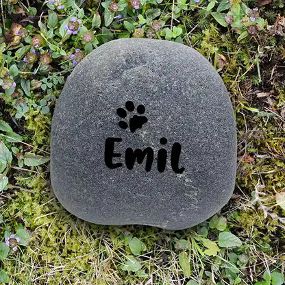 Naturstein Findling als Tiergrabstein für Hund & Katze - Stein Nr A-7 mit Schriften- und Motivauswahl - Gravur kann eingefärbt werden mit schwarzer Farbe - Jeske Design