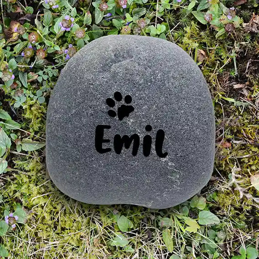 Naturstein Findling als Tiergrabstein für Hund & Katze - Stein Nr A-7 mit Schriften- und Motivauswahl - Gravur kann eingefärbt werden mit schwarzer Farbe - Jeske Design