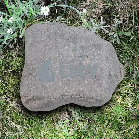 Naturstein Findling als Tiergrabstein für Hund & Katze - Stein Nr A-10 mit Schriften- und Motivauswahl - Gravur kann eingefärbt werden mit silbergrauer Farbe - Jeske Design