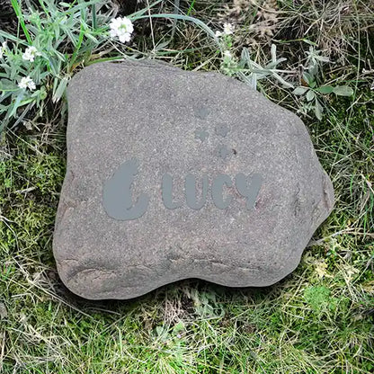Naturstein Findling als Tiergrabstein für Hund & Katze - Stein Nr A-10 mit Schriften- und Motivauswahl - Gravur kann eingefärbt werden mit silbergrauer Farbe - Jeske Design