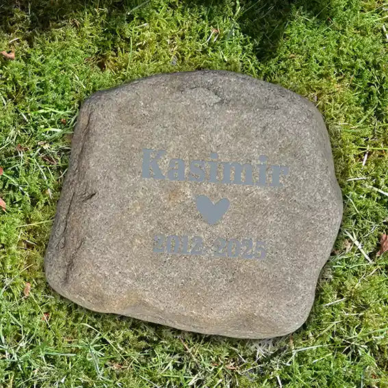 Individueller Naturstein Findling oder Kiesling als Grabstein für Hund oder Katze - Stein Nr A-2 mit verschiedenen Motiven und Schriften zur Auswahl - optional mit Gravur in silbergrauer Farbe als Grabschmuck bei Jeske Design