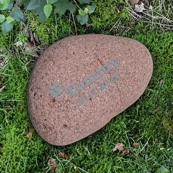 Individueller Naturstein Findling oder Kiesling als Grabstein für Hund oder Katze - Stein Nr A-4 mit verschiedenen Motiven und Schriften zur Auswahl - optional Gravur mit silbergrauer Farbe als Grabschmuck bei Jeske Design