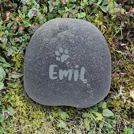 Naturstein Findling als Tiergrabstein für Hund & Katze - Stein Nr A-7 mit Schriften- und Motivauswahl - Gravur kann eingefärbt werden mit schwarzer Farbe - Jeske Design