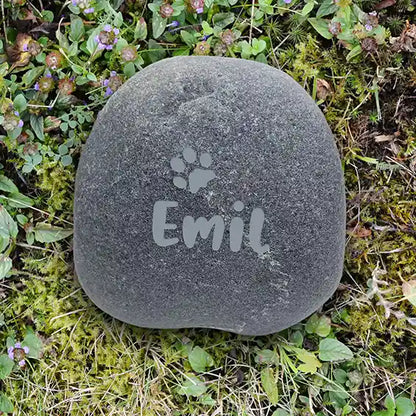 Naturstein Findling als Tiergrabstein für Hund & Katze - Stein Nr A-7 mit Schriften- und Motivauswahl - Gravur kann eingefärbt werden mit schwarzer Farbe - Jeske Design