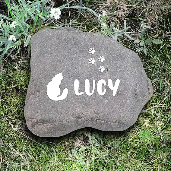 Naturstein Findling als Tiergrabstein für Hund & Katze - Stein Nr A-10 mit Schriften- und Motivauswahl - Gravur kann eingefärbt werden mit weißer Farbe - Jeske Design