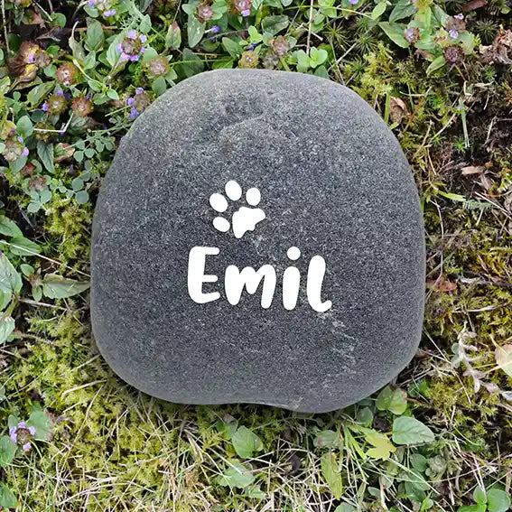 Naturstein Findling als Tiergrabstein für Hund & Katze - Stein Nr A-7 mit Schriften- und Motivauswahl - Gravur kann eingefärbt werden mit schwarzer Farbe - Jeske Design