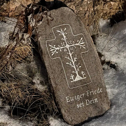 Gravur auf geschnittenen Naturstein aus Granit mit Kreuz und Trauerspruch