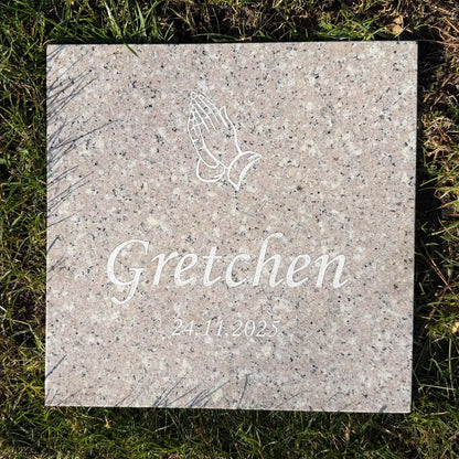 Granit Liegestein – Urnengrabplatte mit "Betende Hände"