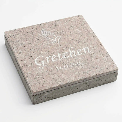 Granit Liegestein – Urnengrabplatte mit "Betende Hände"