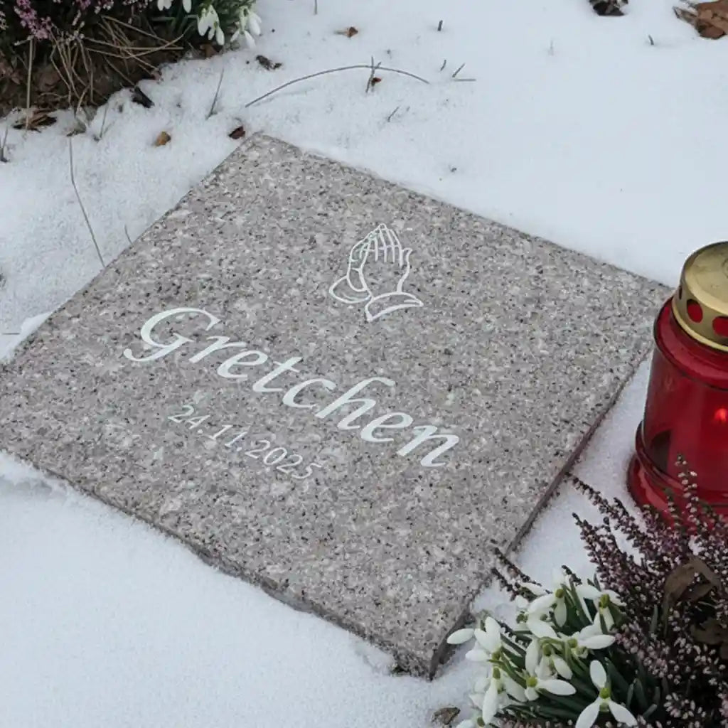 Urnengrabplatte Granit hell mit betenden Händen, Grabplatte personalisiert mit Name und Datum