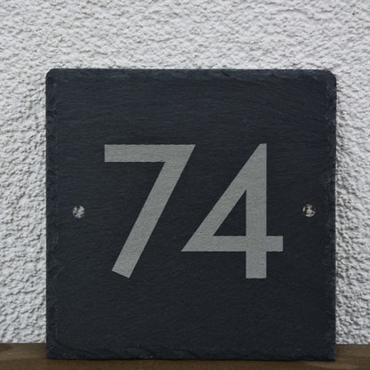 Moderne Hausnummer auf Schieferschild - moderne Ziffern - Jeske Design