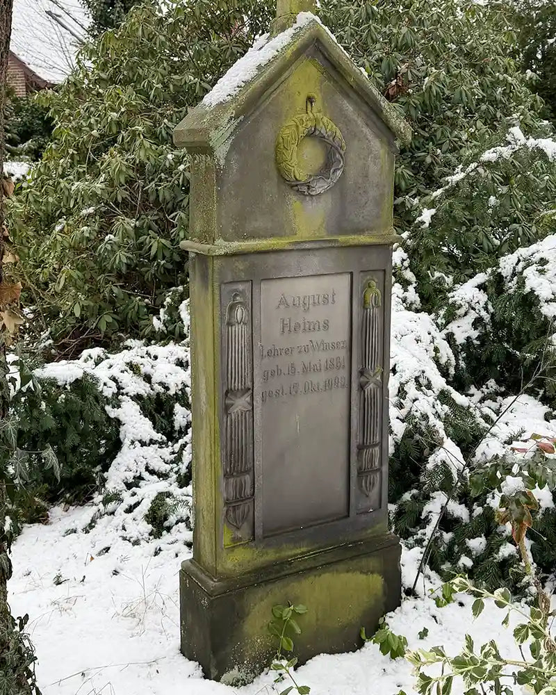 Alter Grabstein von 1922 aus Sandstein mit viel Schmuckelementen