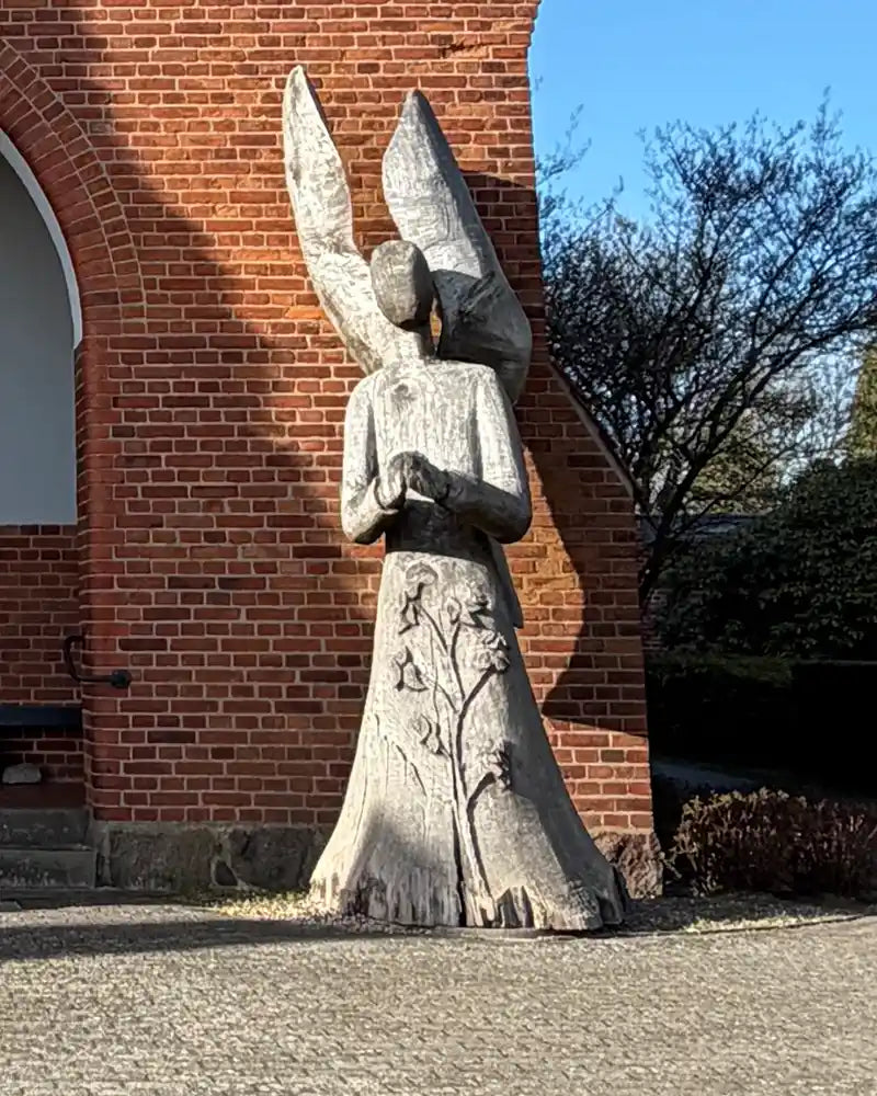 Holzengel vor Friedhofskapelle in Salzhausen, Landkreis Harburg