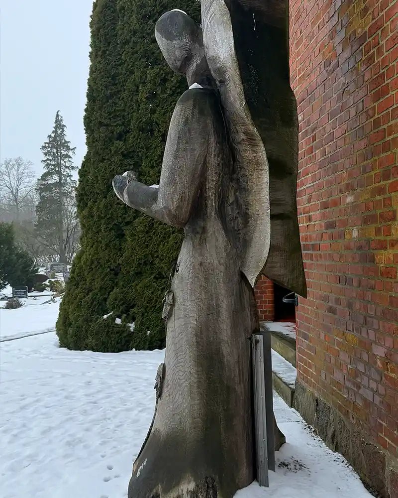 Seitenasicht des Holzengels vor der Friedhofskapelle in Salzhausen