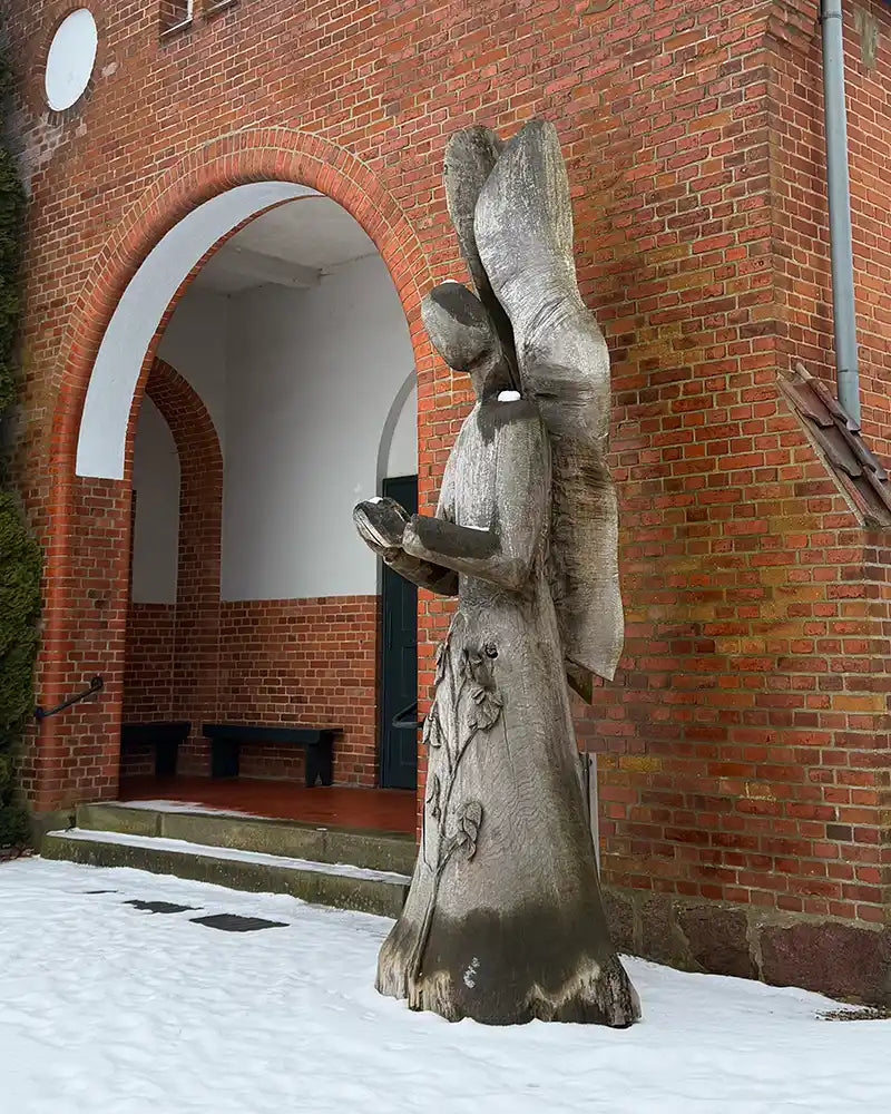 Holzengel vor der Friedhofskapelle in Salzhausen