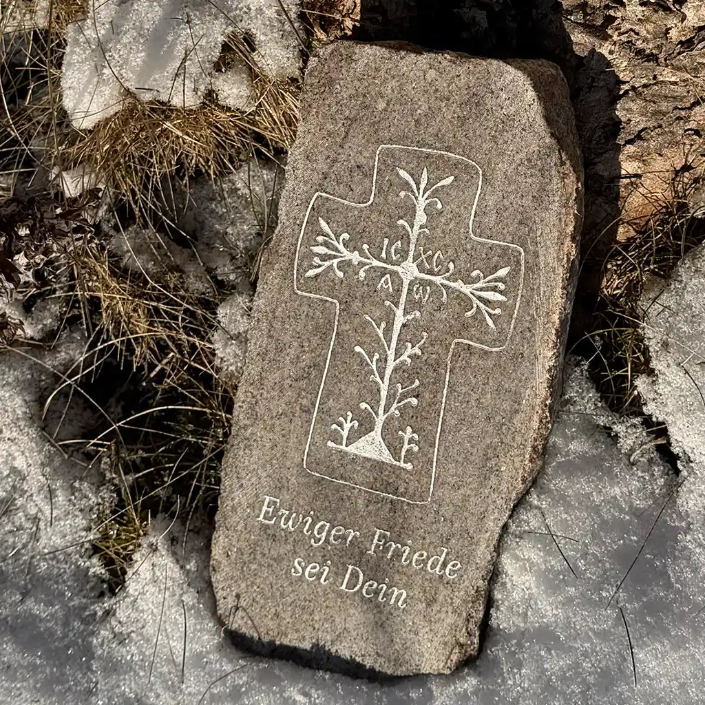 Gravur auf geschnittenen Naturstein aus Granit mit Kreuz und Trauerspruch