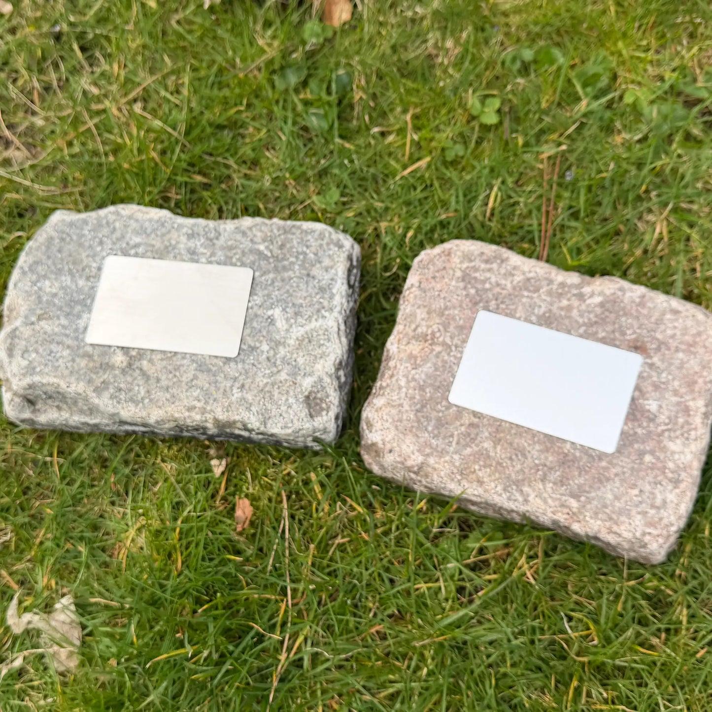 Graue Granitsteinkappe links) und rote Granitsteinkappe (rechts) mit Metallplättchen