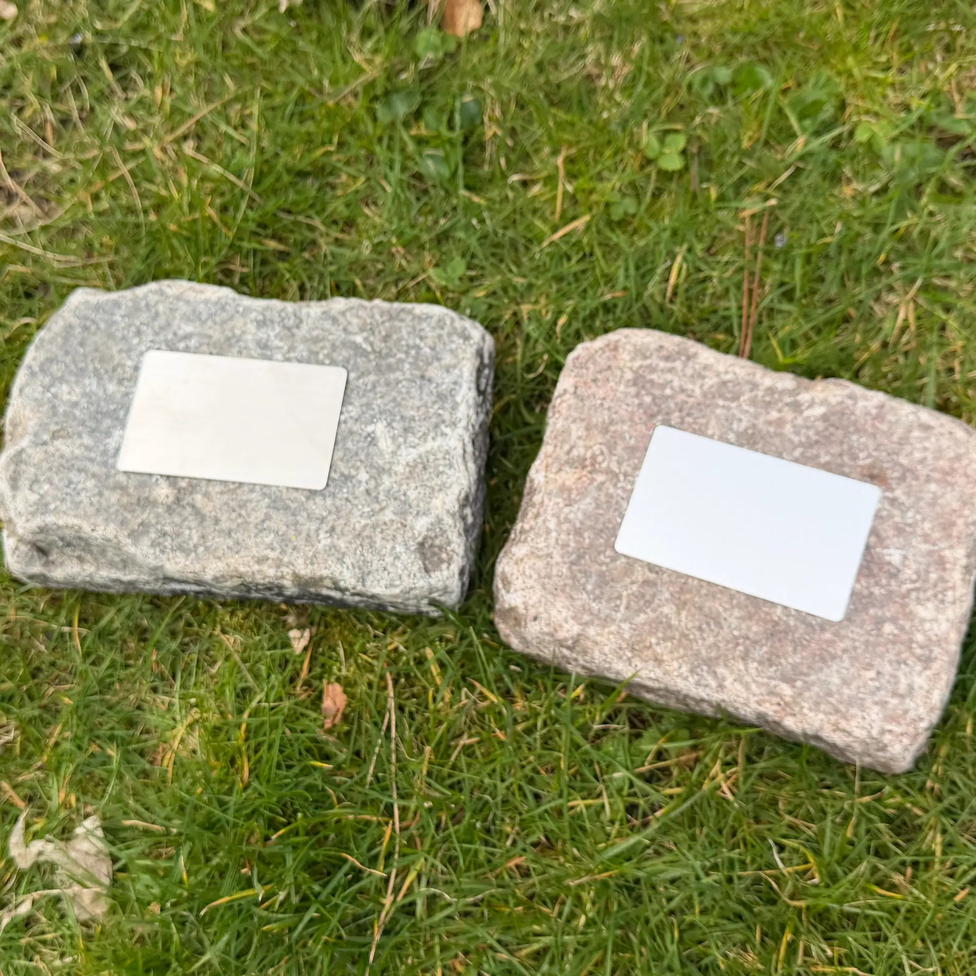 Graue Granitsteinkappe links) und rote Granitsteinkappe (rechts) mit Metallplättchen