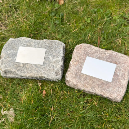 Graue Granitsteinkappe links) und rote Granitsteinkappe (rechts) mit Metallplättchen