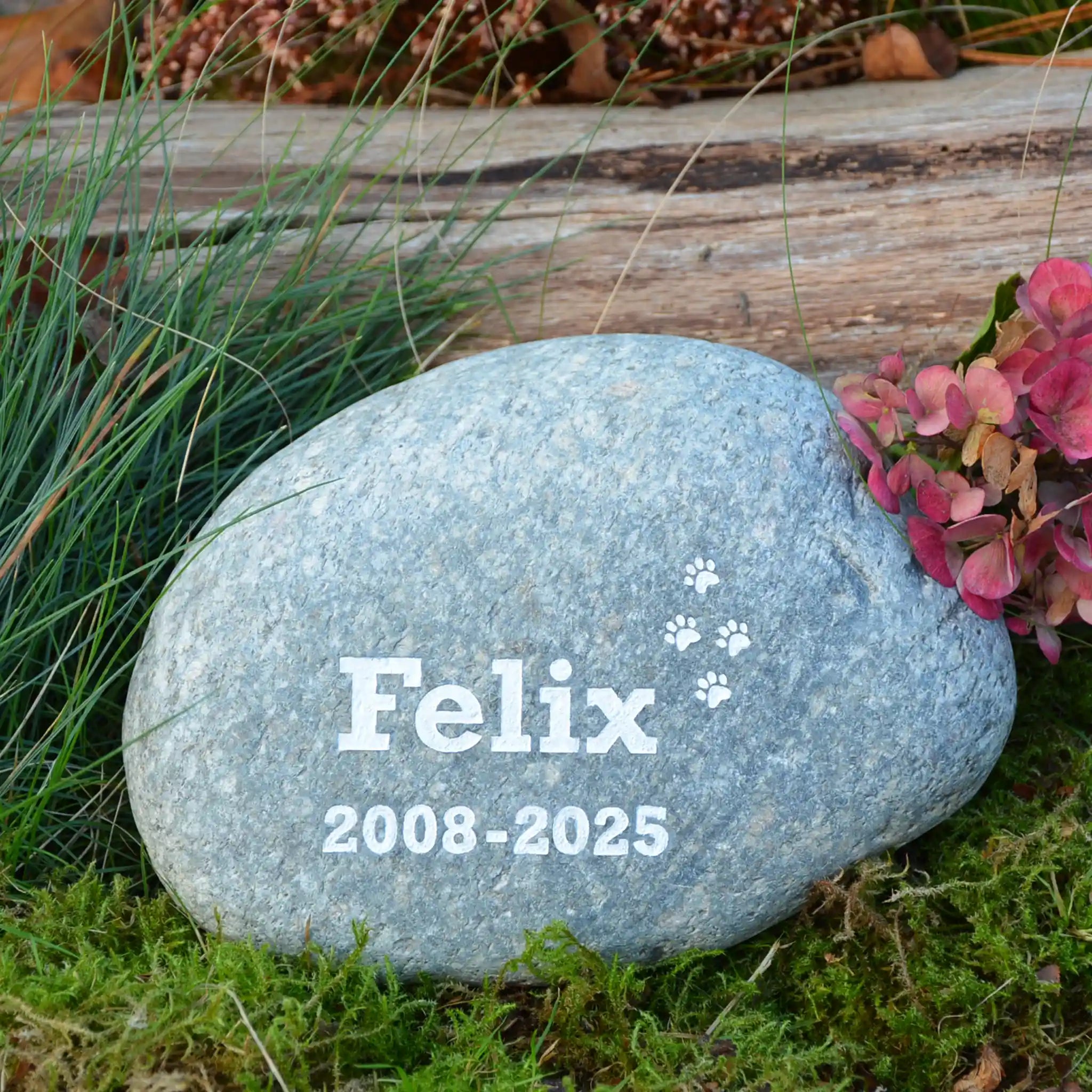 Grauer Naturstein-Findling als Tiergrabstein mit Gravur