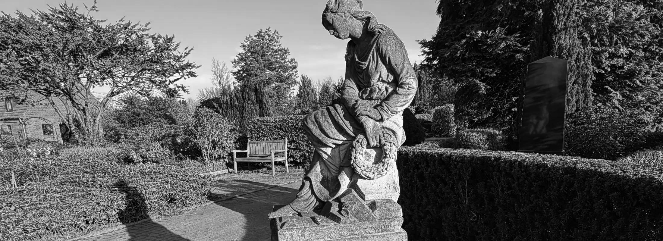 Friedhof mit Skulptur einer trauernden Frau
