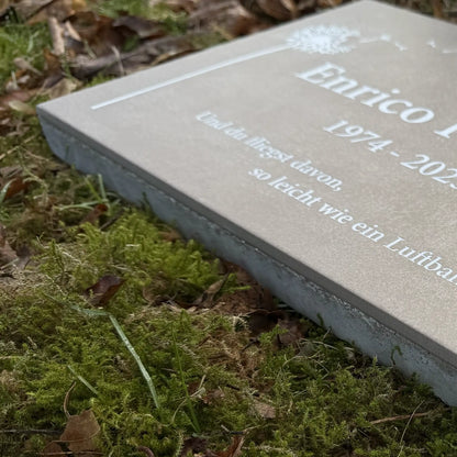 Seitenansicht der Urnengrabplatte aus beige-melierter Keramik