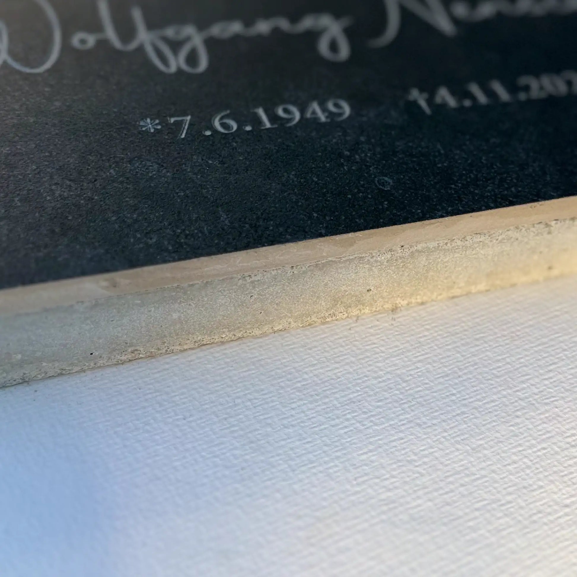 Seitenansicht des Betonsockels von der gravierten Grabplatte aus Keramik