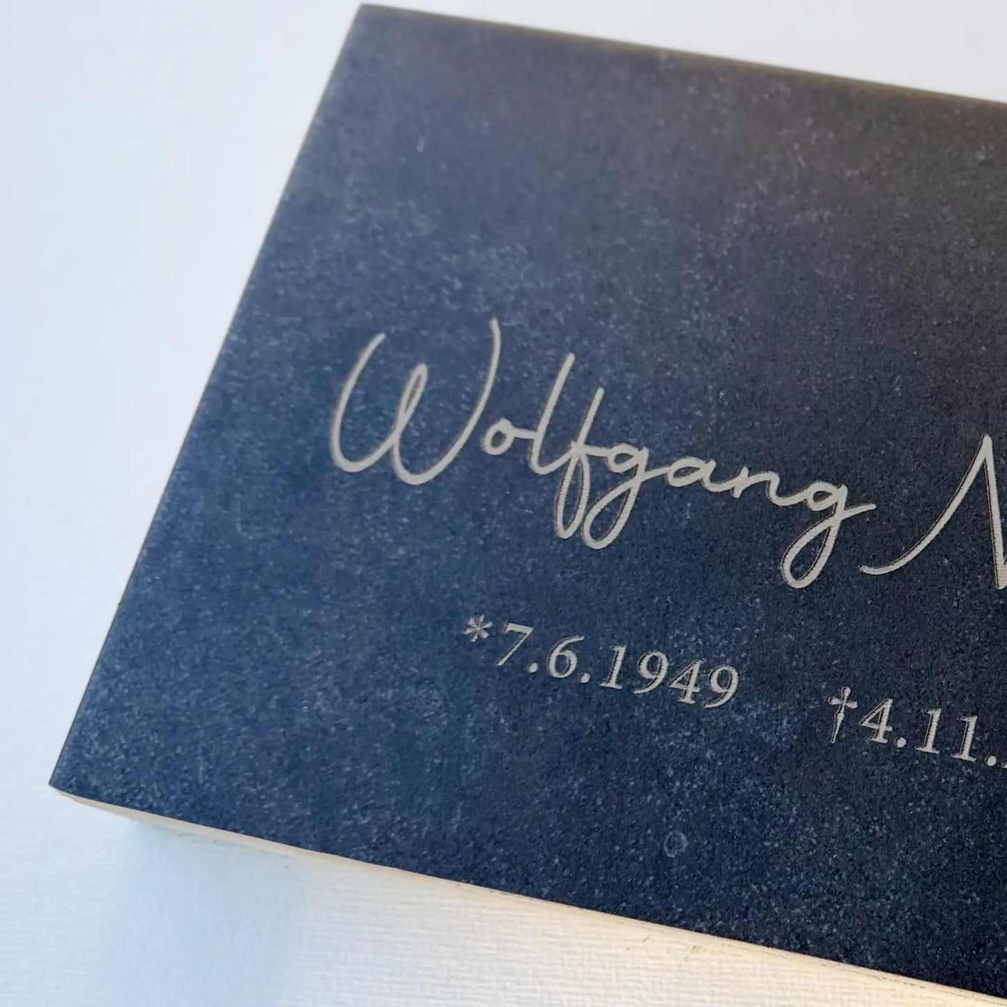 Schrägansicht der gravierten Grabplatte für Urnengrab 30 x 20 cm aus Keramik