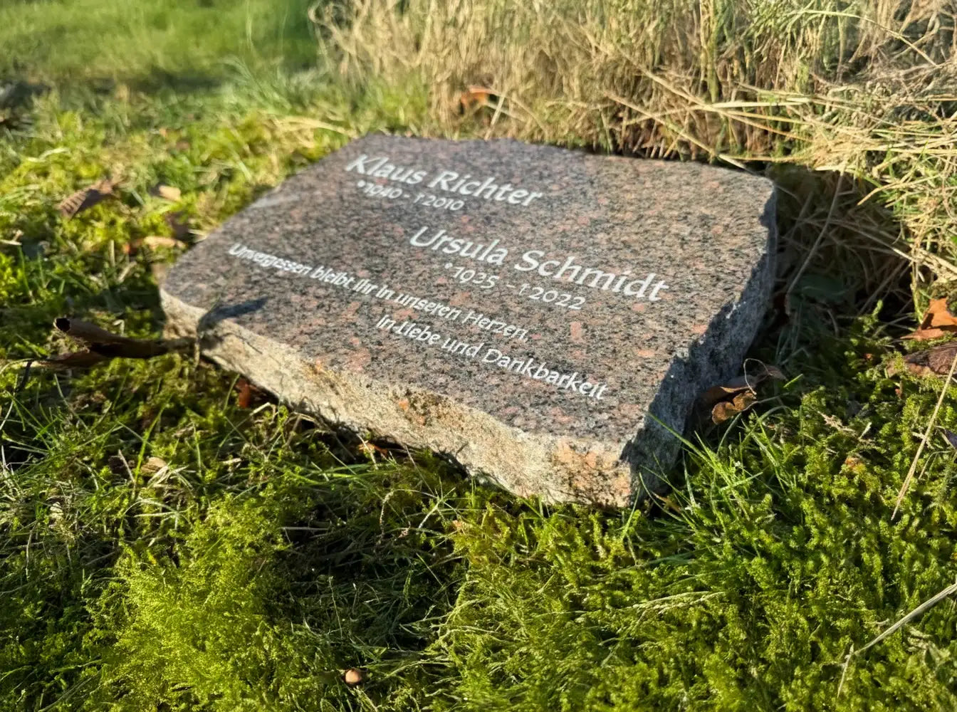 Personalisierter Gedenkstein aus Granit für einen Menschen