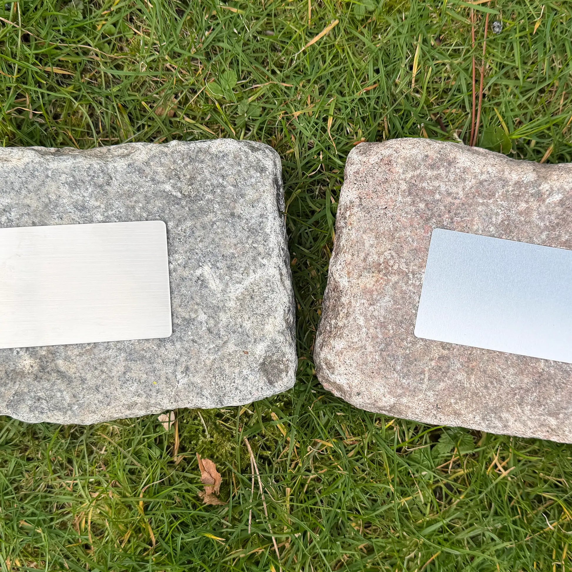 Graue Granitsteinkappe links) und rote Granitsteinkappe (rechts) mit Metallplättchen