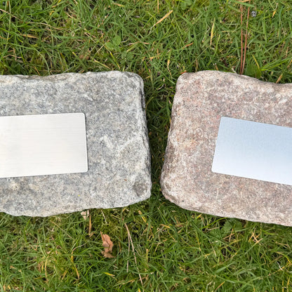 Graue Granitsteinkappe links) und rote Granitsteinkappe (rechts) mit Metallplättchen