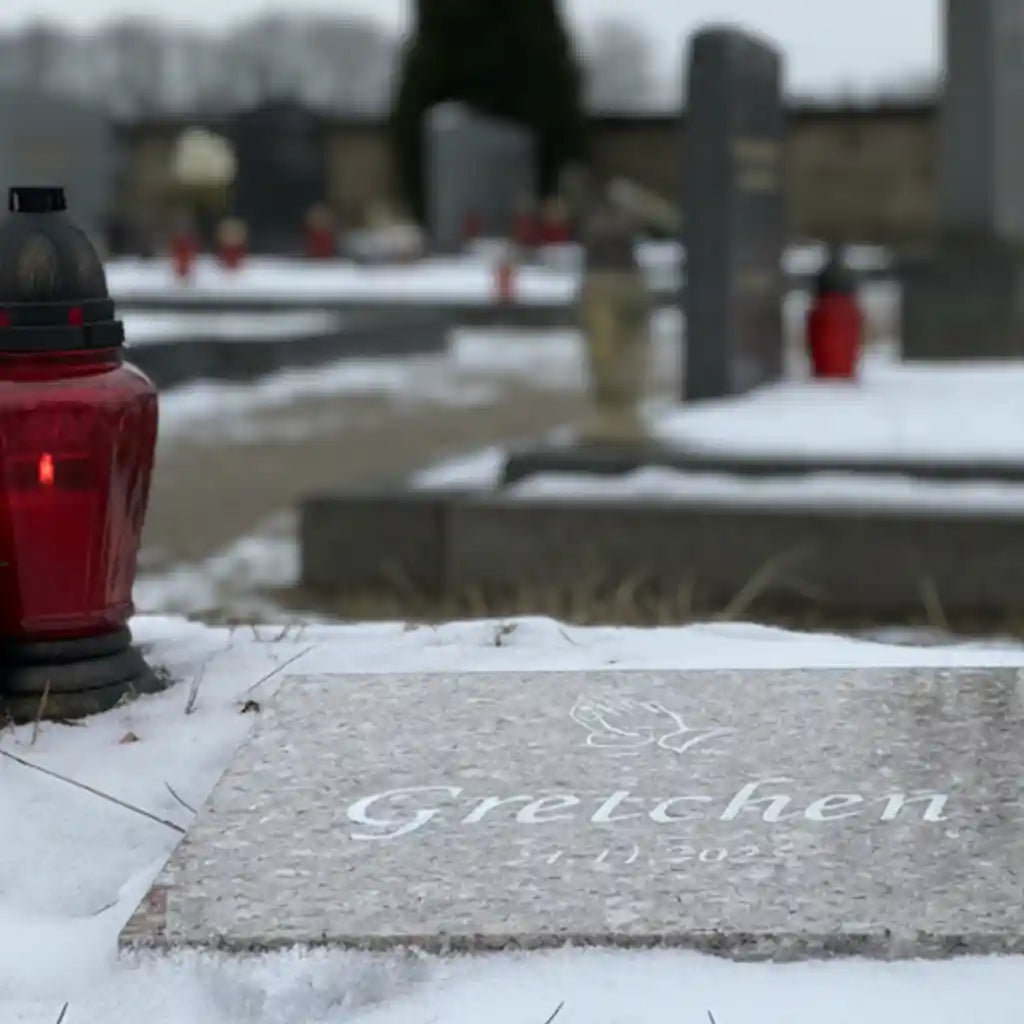 Urnengrabplatte Granit hell mit betenden Händen, Grabplatte personalisiert mit Name und Datum