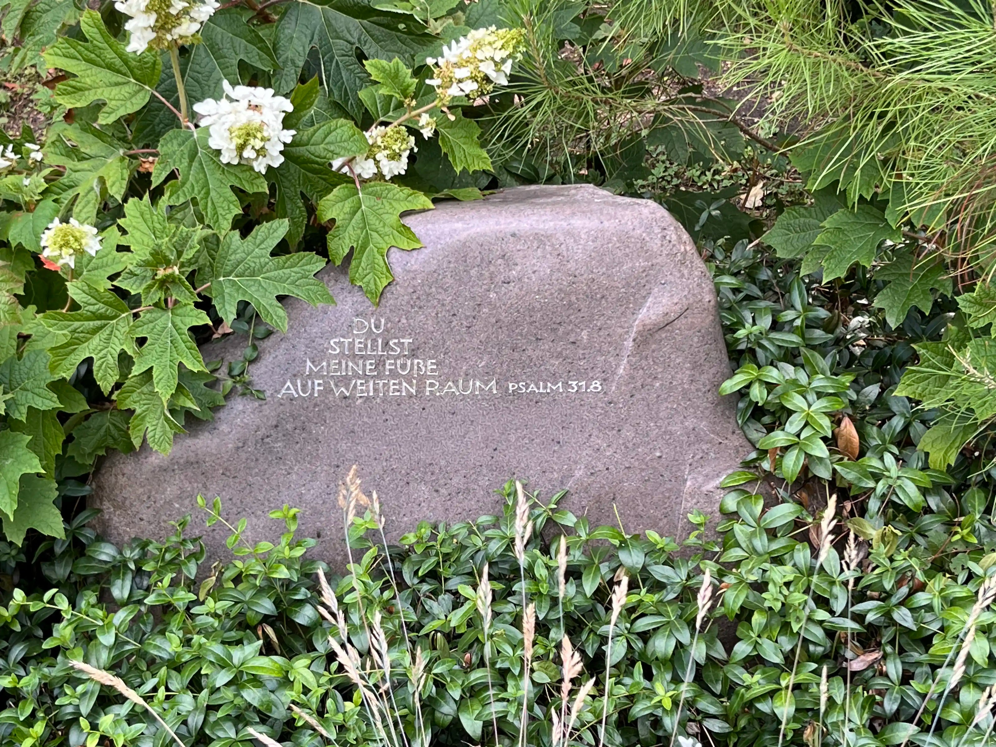 Großer Naturstein Findling als Grab- und Gedenkstein mit Psalmspruch