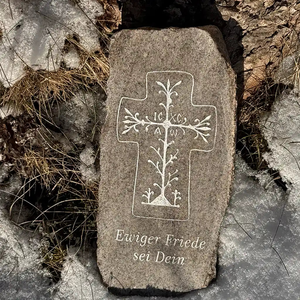 Gravur auf geschnittenen Naturstein aus Granit mit Kreuz und Trauerspruch