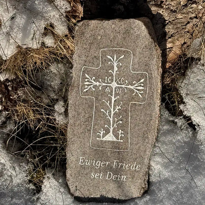Gravur auf geschnittenen Naturstein aus Granit mit Kreuz und Trauerspruch