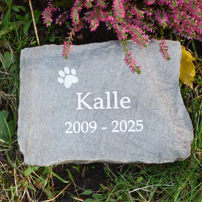 Tiergrabstein Granit mit Pfote und Name Gravur