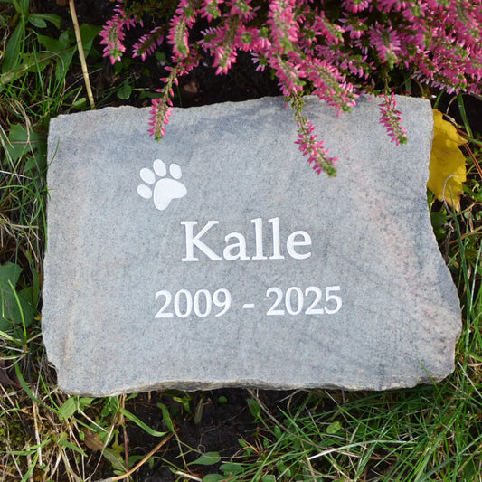 Tiergrabstein Granit mit Pfote und Name Gravur