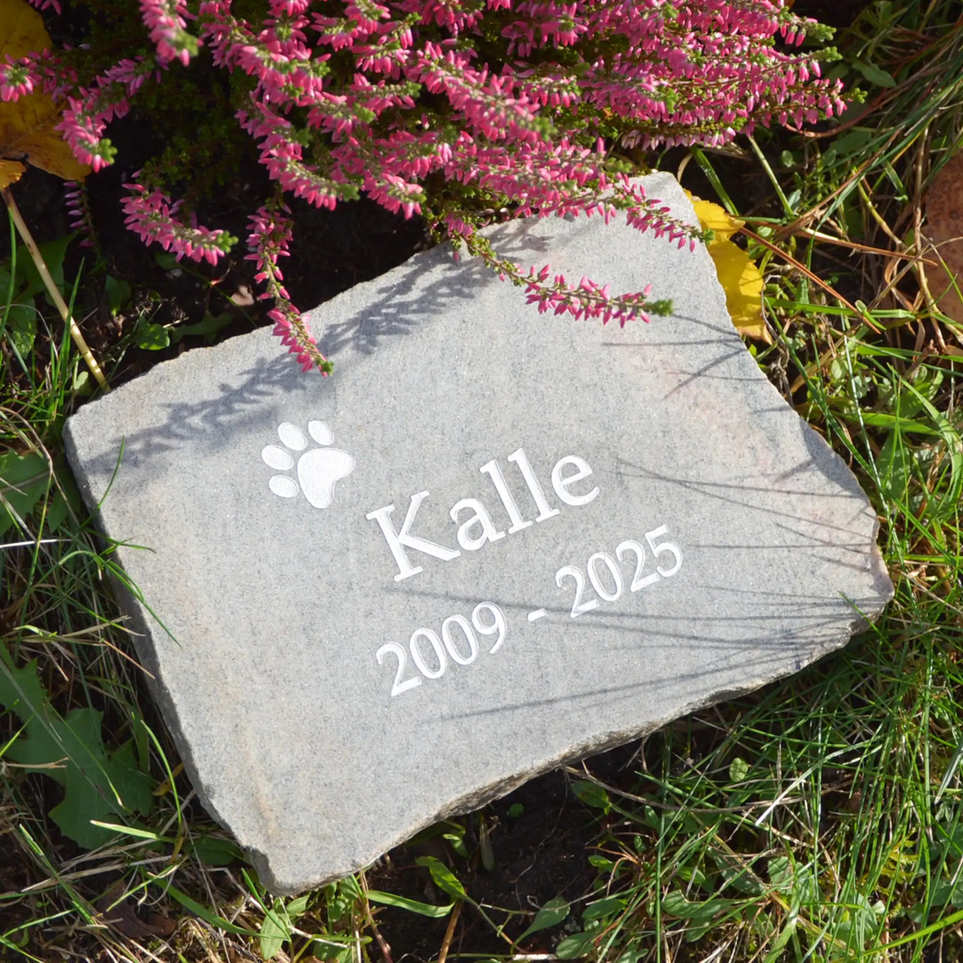 Tiergrabstein Granit mit Name und Lebensdaten