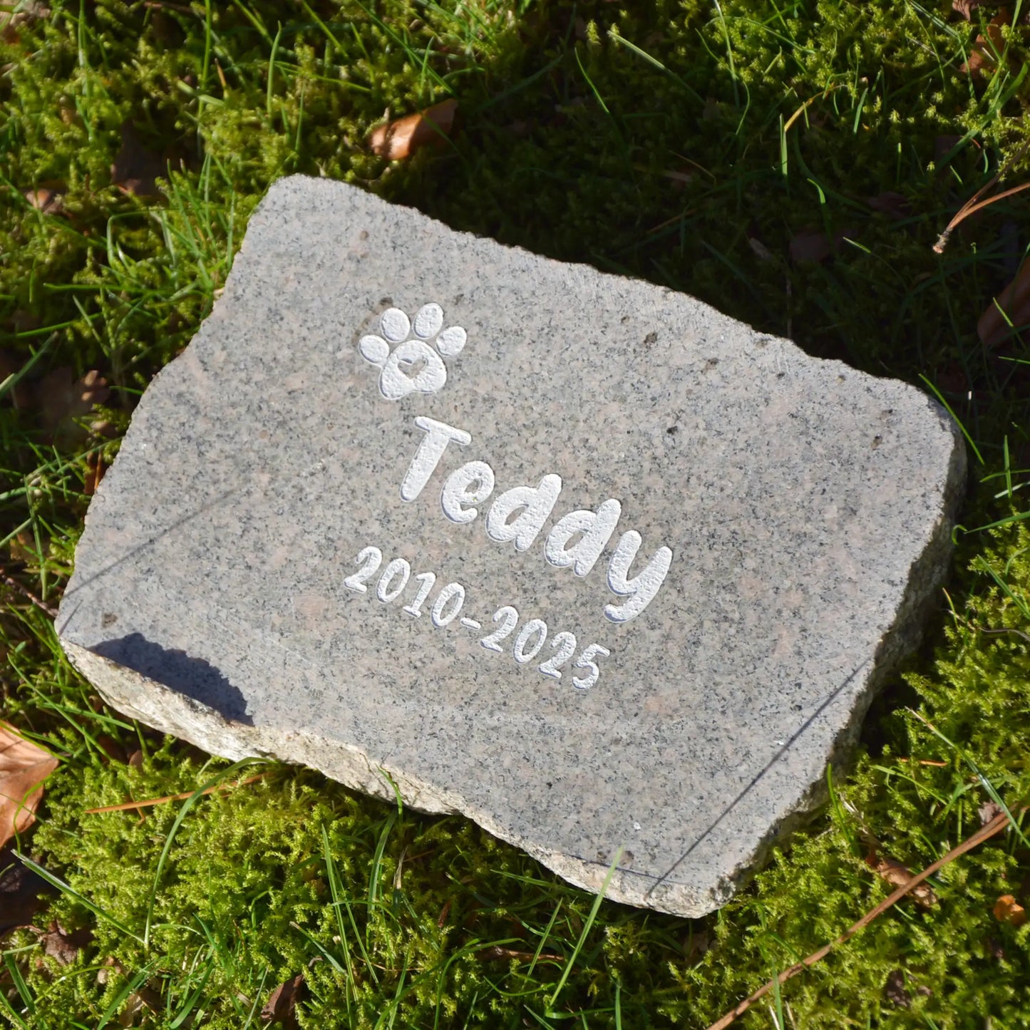 Tiergrabstein aus Granit mit Gravur – personalisiert für Hund & Katze