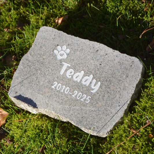 Tiergrabstein aus Granit – mit Gravur personalisiert für Hund & Katze