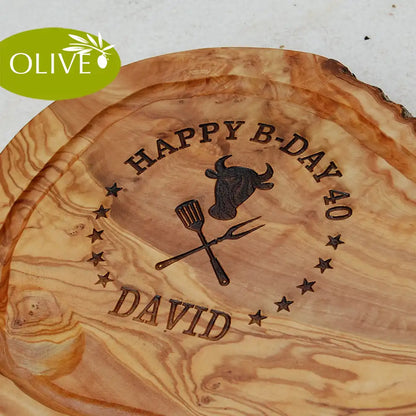 Motiv BBQ King mit Rinderkopf und gekreuzten Grillgabeln mit Personaliserungsoption - Mediterranes Schneidebrett aus Olivenholz mit Saftrille mit und ohne Grifflasche oder Handgriff - Personalisiertes Männergeschenk von Jeske Design