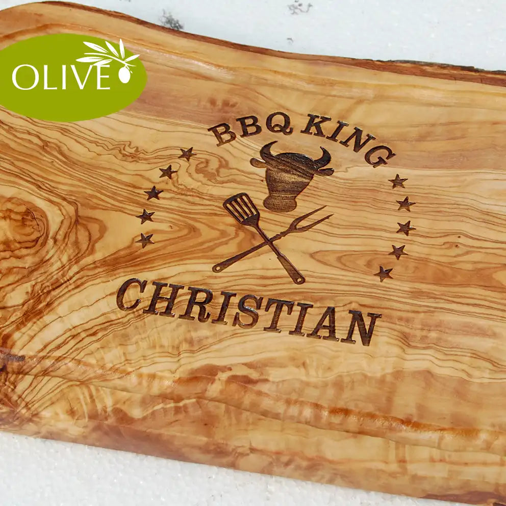 Motiv BBQ King mit Rinderkopf und gekreuzten Grillgabeln mit Personaliserungsoption - Mediterranes Schneidebrett aus Olivenholz mit Saftrille mit und ohne Grifflasche oder Handgriff - Personalisiertes Männergeschenk von Jeske Design