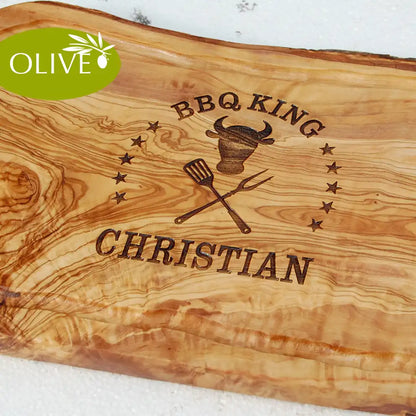 Motiv BBQ King mit Rinderkopf und gekreuzten Grillgabeln mit Personaliserungsoption - Mediterranes Schneidebrett aus Olivenholz mit Saftrille mit und ohne Grifflasche oder Handgriff - Personalisiertes Männergeschenk von Jeske Design