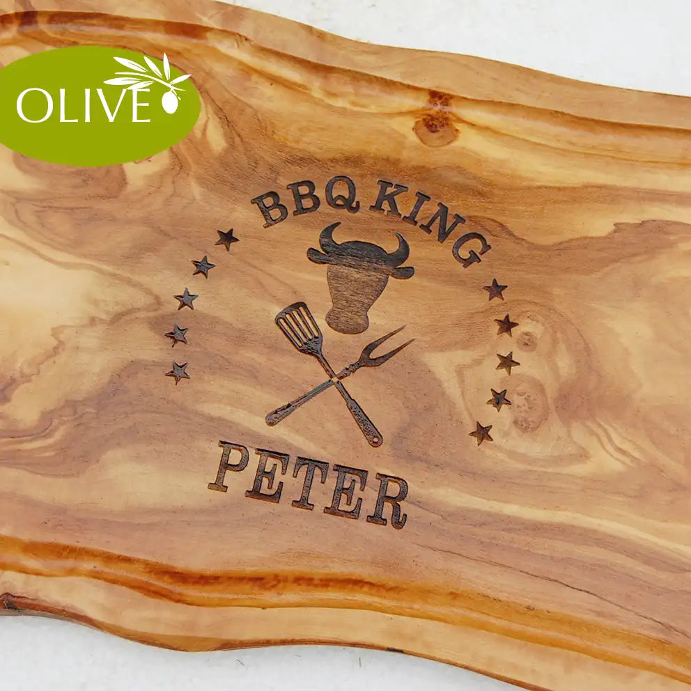 Motiv BBQ King mit Rinderkopf und gekreuzten Grillgabeln mit Personaliserungsoption - Mediterranes Schneidebrett aus Olivenholz mit Saftrille mit und ohne Grifflasche oder Handgriff - Personalisiertes Männergeschenk von Jeske Design