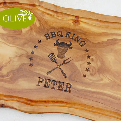 Motiv BBQ King mit Rinderkopf und gekreuzten Grillgabeln mit Personaliserungsoption - Mediterranes Schneidebrett aus Olivenholz mit Saftrille mit und ohne Grifflasche oder Handgriff - Personalisiertes Männergeschenk von Jeske Design
